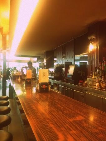 Barra donde se puede disfrutar de la comida, los cócteles, cafés...Madrid