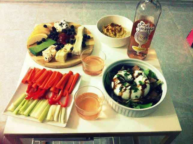 Ensalada, tabla de quesos y hummus