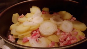 Olla con mantequilla, tocino, cebolla y patatas_Tartiflette