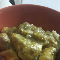 Servir el pollo sobre la quinoa