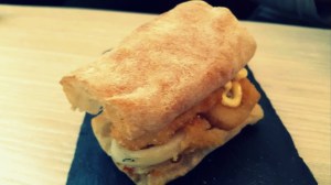 Bocata de calamares con mayonesa de limón