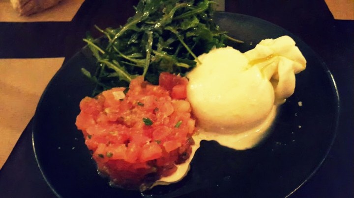 Burrata, tartar de tomate y rúcula