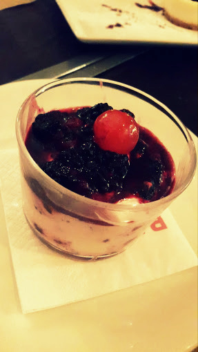 Copa de mascarpone y frutas del bosque