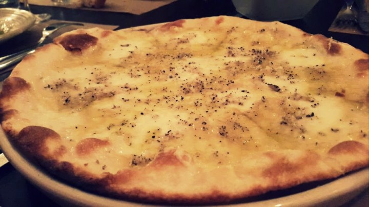 Pizza de fontina y trufa