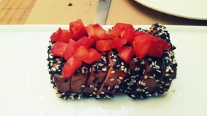 Tataki de atún con fresas, alga wakame y sésamo negro