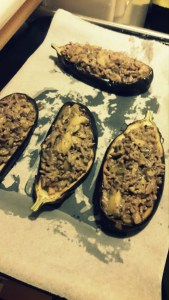 Rellenar las berenjenas con la mezcla de carne, champiñones y cebolla