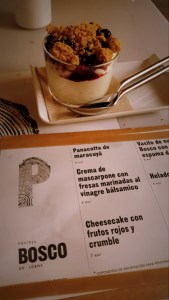 Cheesecake con frutos rojos y crumble