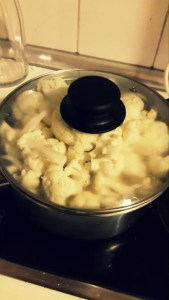 Cocer la coliflor, las papatas y la cebolla