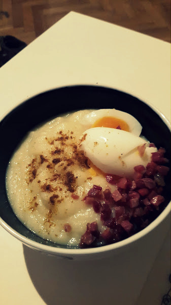 Crema de coliflor con jamón y&nbsp;huevo