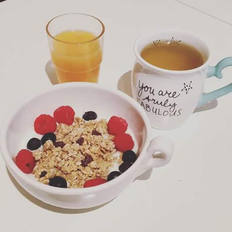 Desayuno con granola y yogui yogur