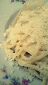 Spaguetti con queso y pimienta