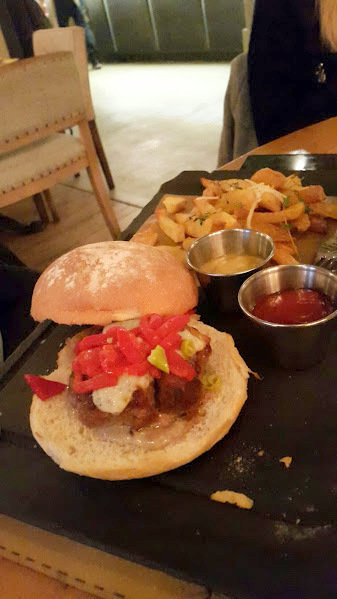 Best in town: Hamburguesa de carne de ternera, salsa de boletus, queso idiazábal, pimientos del piquillo & piparras