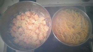Cocinar la salsa y la pasta