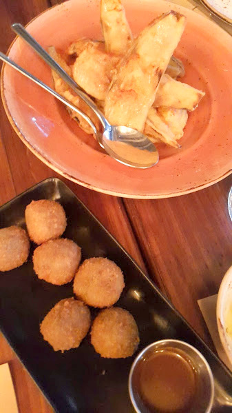 Berenjenas con miel de caña y hummus