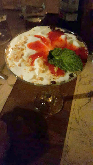 Mousse de yogur, crumble & yema de fresa