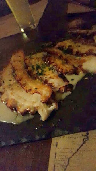 Pulpo a la brasa con parmentier de patata