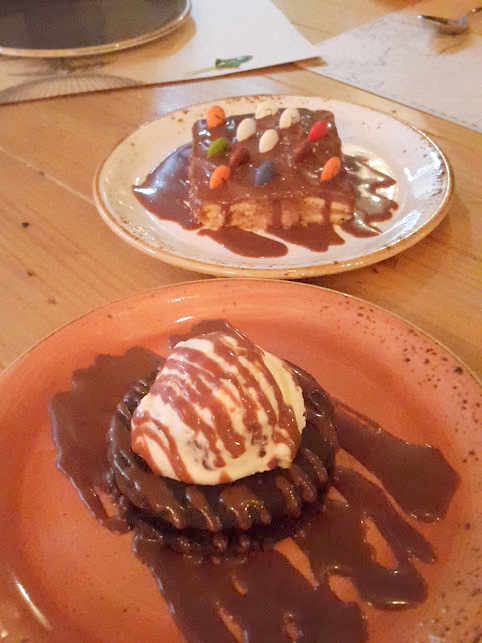 Galleta oreo recién sacada del horno 100% casera con helado de stracciatella