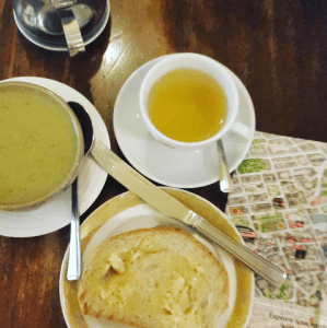 Sopa y pan con mantequilla