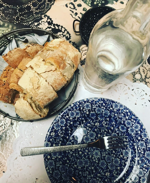 Mientras elegíamos y esperábamos a la comida nos comimos una cesta y media de este delicioso pan... así empezamos