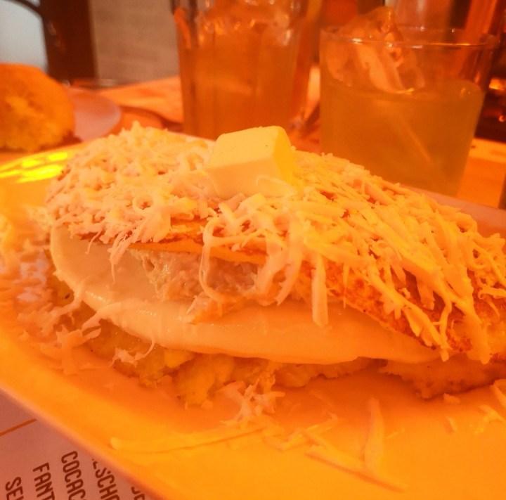 cachapa de carne mechada, plátano frito y queso