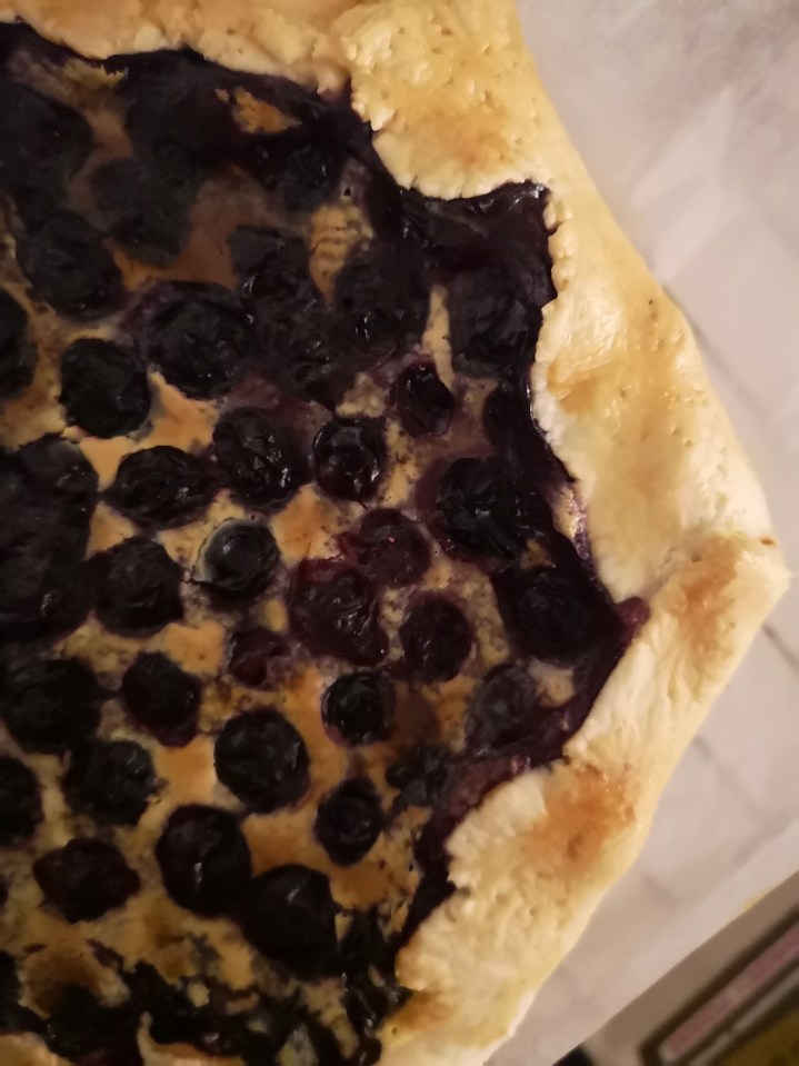 Sí, lo sé, ha habido excesos este verano, pero por uno más… ¡galette de limón, arándanos y queso&nbsp;crema!