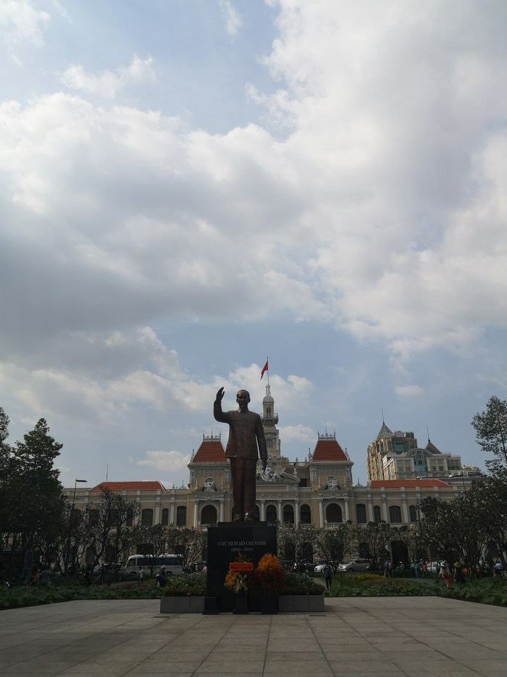 Ayuntamiento y estatua de Ho CHi Minh