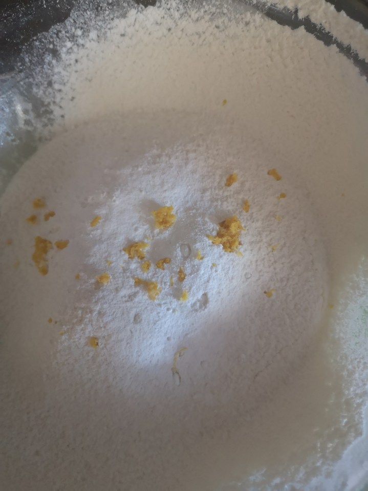 Añadir harina, levadura y ralladura de limón - madeleines