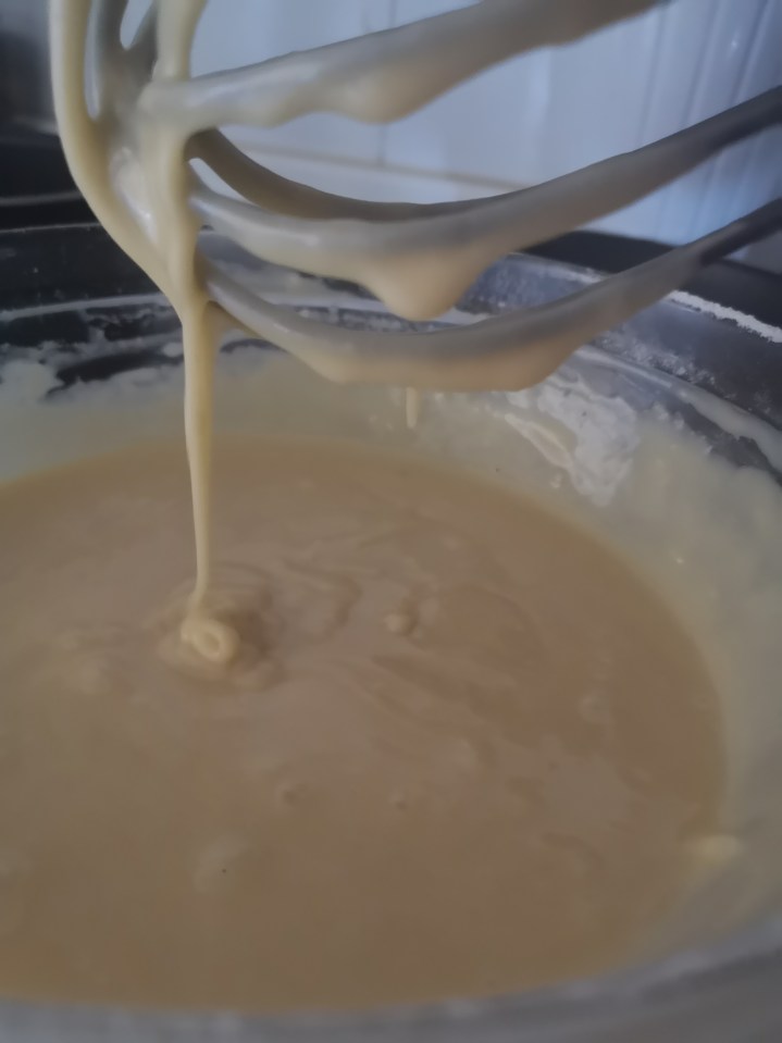 Añadir por último la mezcla de mantequilla y miel - madeleines