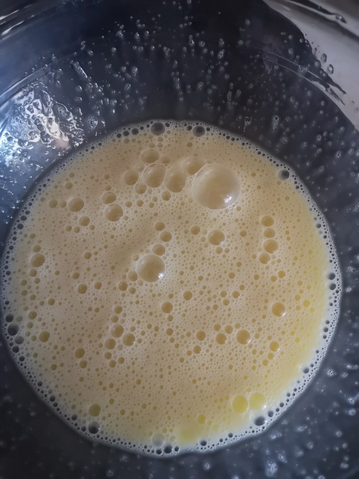 Batir los huevos con el azúcar - madeleines