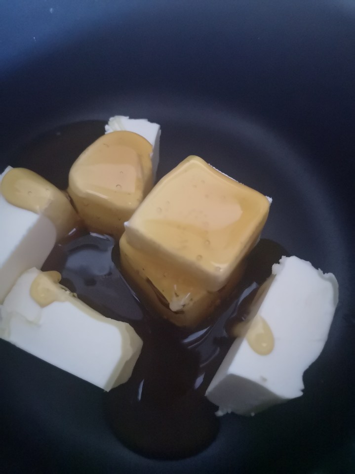 Fundir la mantequilla con la miel - madeleines