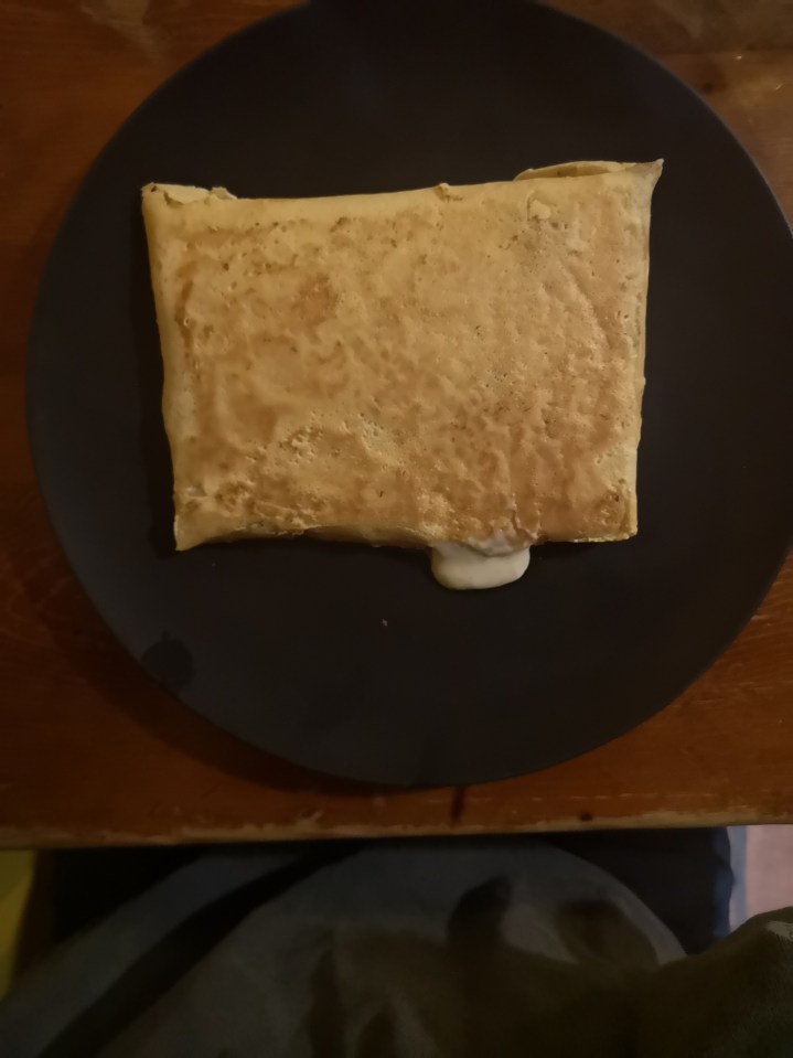 Crêpe de bechamel, espinacas, trigueros y queso gtuyere