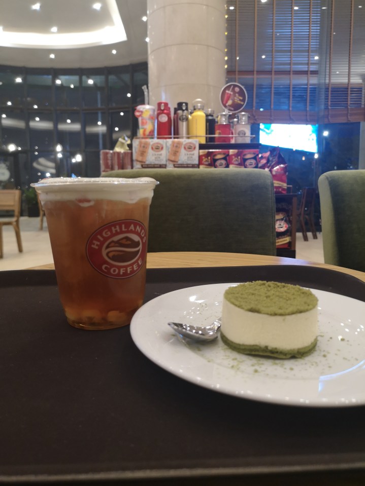 Té y cheesecake de matcha